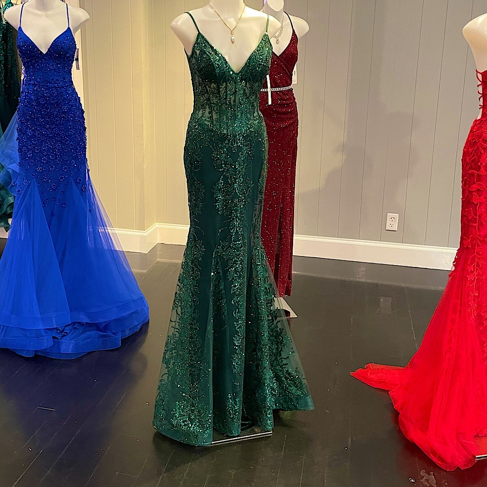 Bella divine Emerald green prom dress size 4